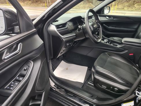 Certified 2024 Jeep Grand Cherokee L Altitude image 18