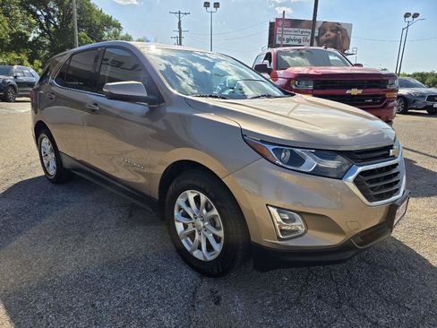Used 2019 Chevrolet Equinox LT w/ Driver Convenience Package FWD image 2