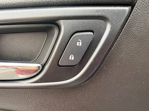 Used 2017 GMC Yukon SLT image 11