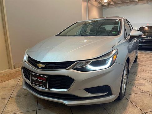 Used 2017 Chevrolet Cruze LT image 5