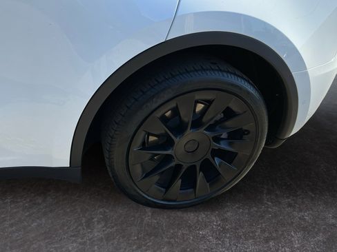 Used 2022 Tesla Model Y Long Range image 9