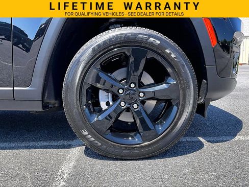Used 2025 Jeep Grand Cherokee Altitude RWD image 9