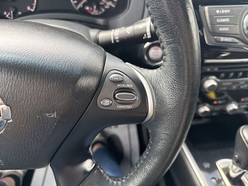 Used 2018 Nissan Pathfinder SV image 17