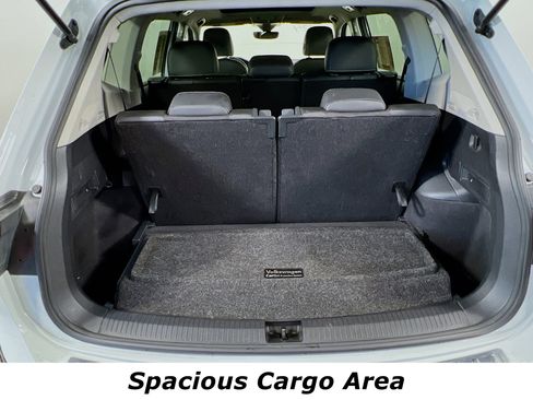 Used 2022 Volkswagen Tiguan SE w/ Panoramic Sunroof Package image 13