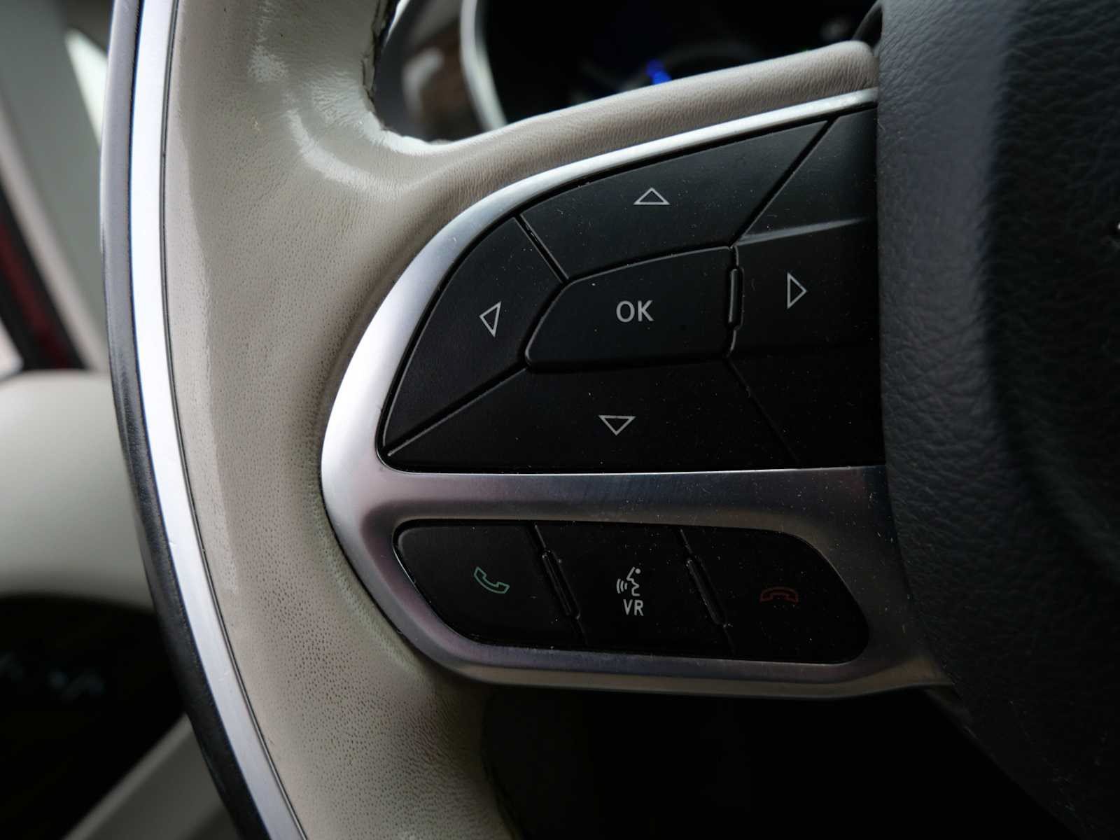 Used 2021 Chrysler Pacifica Limited w/ Uconnect Theater Family Group FWD image 28
