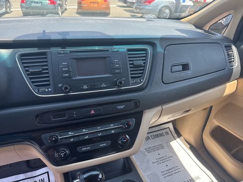 Used 2017 Kia Sedona LX FWD image 30