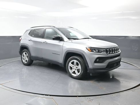 Used 2024 Jeep Compass Latitude AWD/4WD image 4