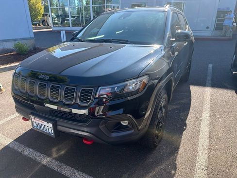 Used 2024 Jeep Compass Trailhawk w/ Trailer Tow Group AWD/4WD image 3