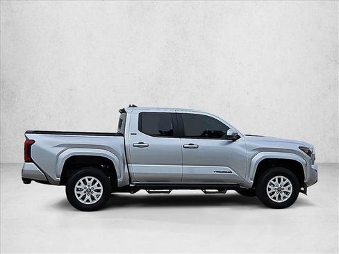 Used 2025 Toyota Tacoma SR5 AWD/4WD image 4