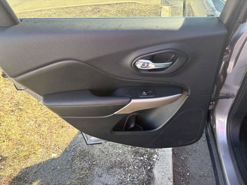 Used 2017 Jeep Cherokee Limited image 11