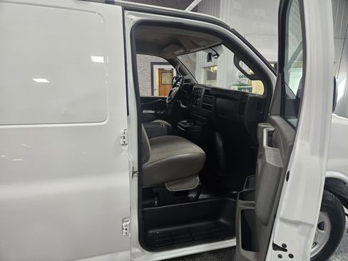 Certified 2021 Chevrolet Express 3500 w/ Driver Convenience Package image 10