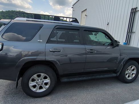 Used 2018 Toyota 4Runner SR5 Premium AWD/4WD image 2