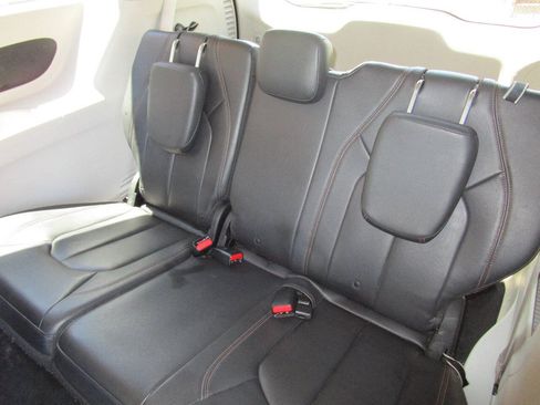 Used 2017 Chrysler Pacifica Touring-L FWD image 18