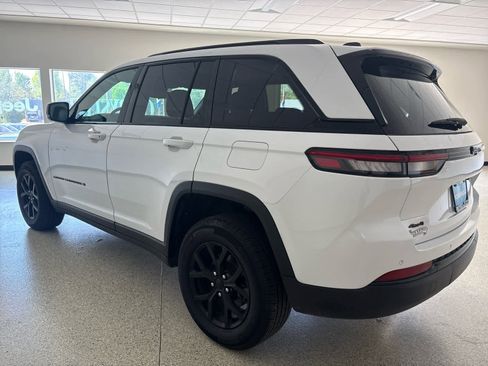 Used 2024 Jeep Grand Cherokee Altitude AWD/4WD image 8