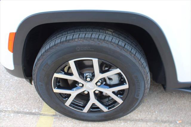 Certified 2024 Jeep Grand Cherokee Limited AWD/4WD image 17