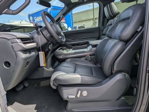 New 2026 Lincoln Navigator Reserve w/ Jet Appearance Package AWD/4WD image 16
