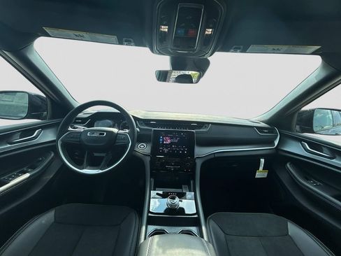 New 2025 Jeep Grand Cherokee L Altitude image 11