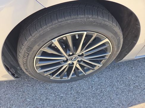 Used 2024 Lexus ES 300h w/ Premium Package FWD image 9