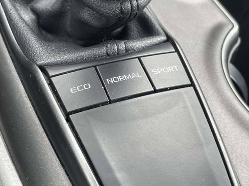 Used 2022 Toyota Camry SE FWD image 21