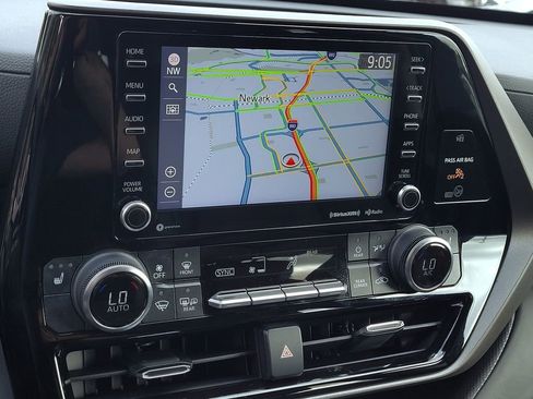 Used 2022 Toyota Highlander XLE image 16