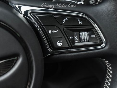 Used 2023 Bentley Bentayga Plug-In Hybrid image 10