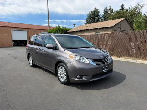 Used 2013 Toyota Sienna XLE FWD image 3