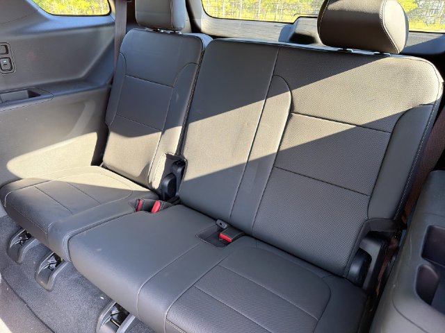 Used 2023 Chevrolet Traverse Premier FWD image 24