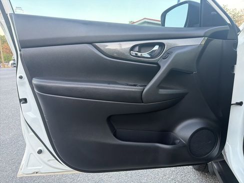 Used 2016 Nissan Rogue SL w/ SL Premium Package image 9