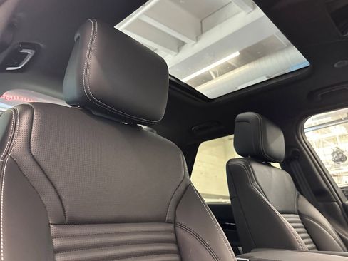 Used 2025 Land Rover Discovery S image 25