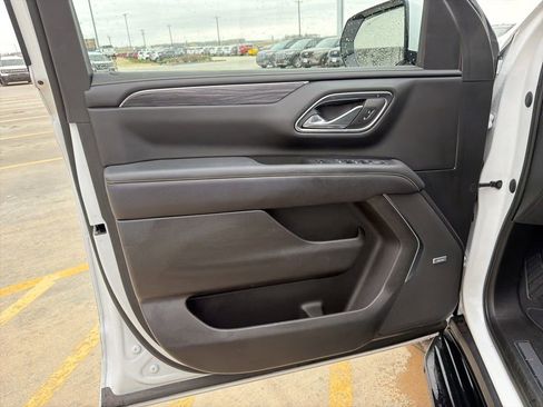 Used 2023 GMC Yukon SLT w/ SLT Premium Package image 10