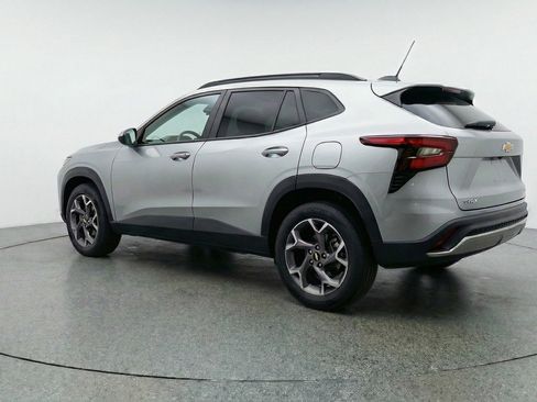 Used 2025 Chevrolet Trax LT w/ LT Convenience Package image 6