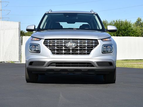 Used 2022 Hyundai Venue SEL FWD image 2
