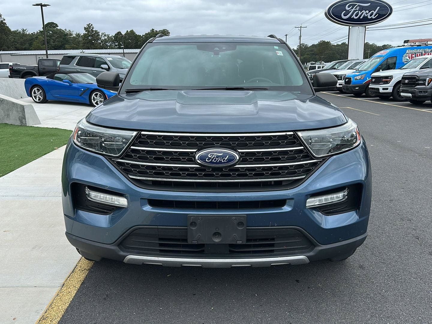 Used 2020 Ford Explorer XLT w/ Equipment Group 202A AWD/4WD image 2