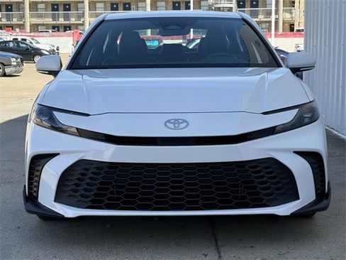 Used 2025 Toyota Camry SE w/ Convenience Package image 8