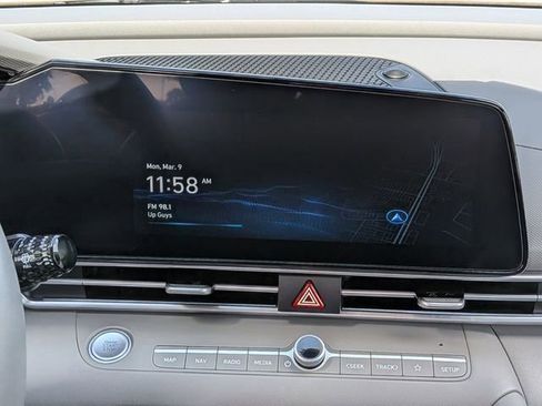 Certified 2025 Hyundai Elantra SEL FWD image 17