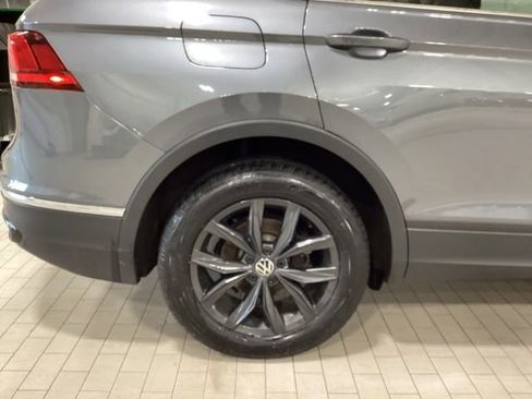 Used 2024 Volkswagen Tiguan SE w/ Panoramic Sunroof Package FWD image 9