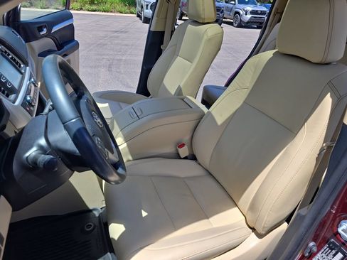 Certified 2019 Toyota Highlander XLE AWD/4WD image 18
