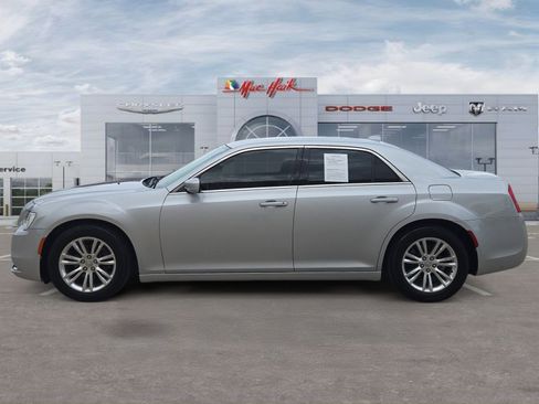 Used 2020 Chrysler 300 Touring w/ Driver Convenience Group RWD image 2