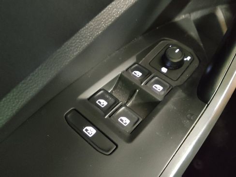 Used 2019 Volkswagen Jetta SE w/ Cold Weather Package FWD image 27