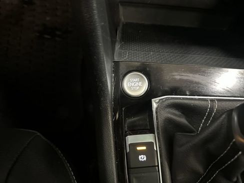 Used 2023 Volkswagen Taos SE w/ Panoramic Sunroof Package FWD image 19