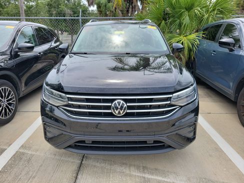 Used 2022 Volkswagen Tiguan SE w/ Panoramic Sunroof Package FWD image 2