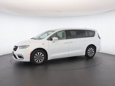 Used 2022 Chrysler Pacifica Touring-L image 39