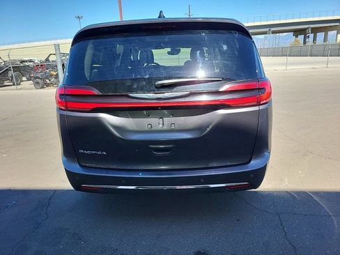 Used 2023 Chrysler Pacifica Touring-L FWD image 4