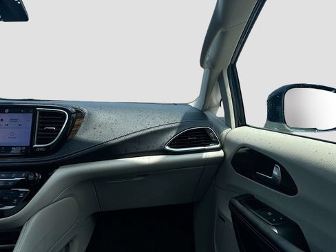 Used 2022 Chrysler Pacifica Limited w/ Uconnect Theater Family Group AWD/4WD image 25