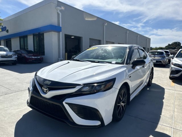 Used 2021 Toyota Camry SE w/ Convenience Package FWD image 3