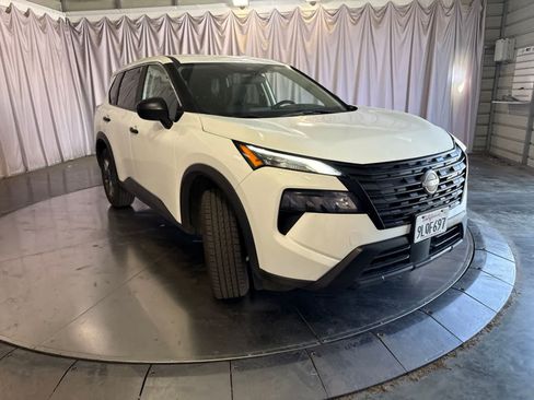 Used 2024 Nissan Rogue S FWD image 3