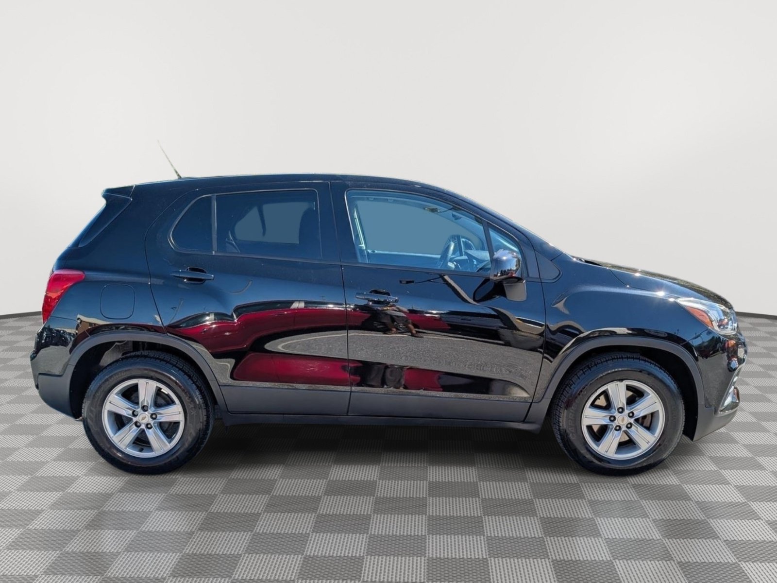 Used 2021 Chevrolet Trax LS w/ Tint and Cruise Package FWD image 6