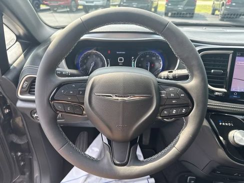 Used 2022 Chrysler Pacifica Touring-L w/ Uconnect Theater Family Group AWD/4WD image 18