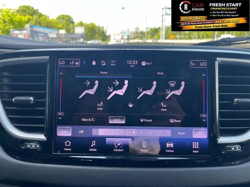 Used 2023 Chrysler Pacifica Touring-L FWD image 19