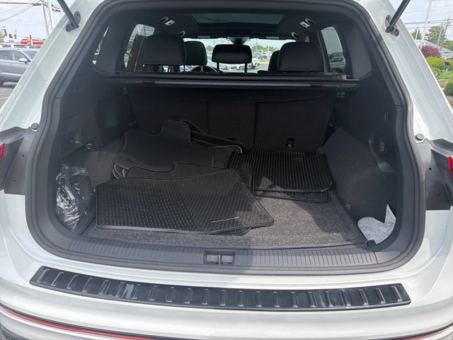 Certified 2023 Volkswagen Tiguan SE R-Line AWD/4WD image 26